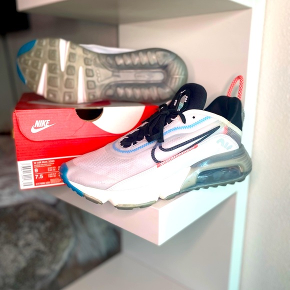 Nike Shoes - Nike Air Max 2090 women’s sz 9 like new